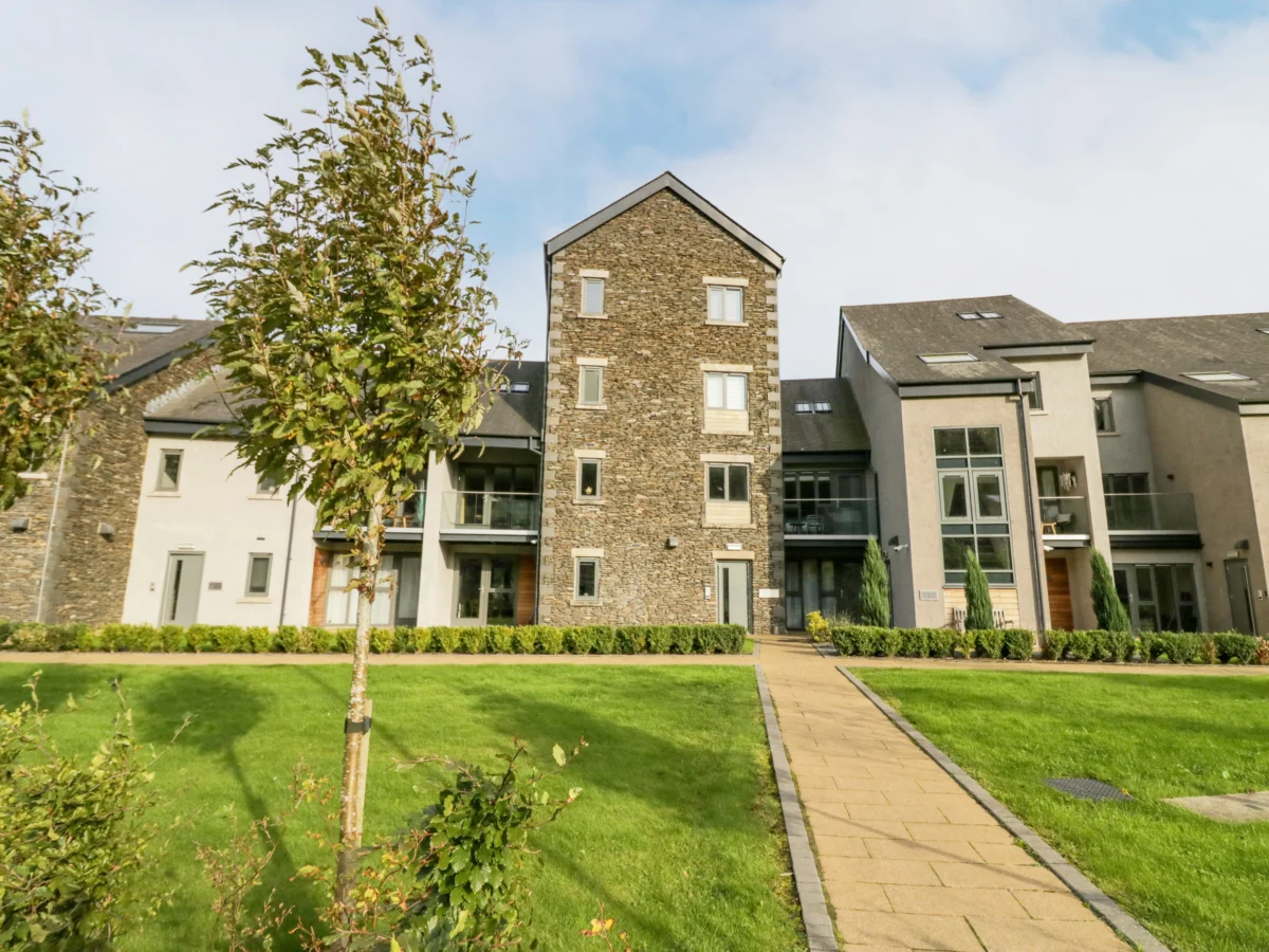 Watch Tree Apartment is in Backbarrow, Cumbria. Duplex apartment in national park. Stylish. Near pub