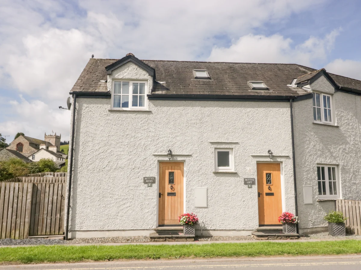 Betty's Loft, in Hawkshead, Cumbria. Private parking. Pet-free. Close to amenities and a lake. 2bed.