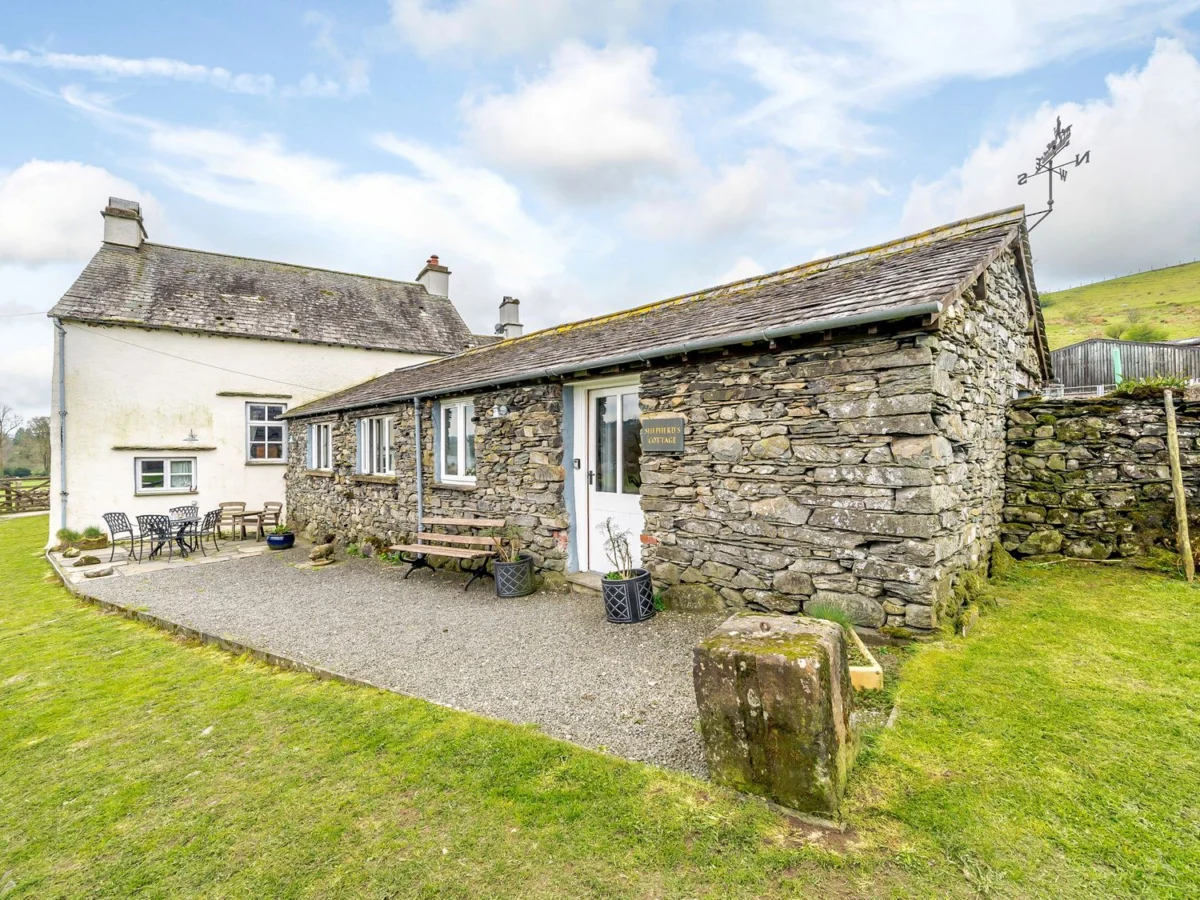 Shepherds Cottage, Hawkshead, Cumbria. Lake District. Close to a shop and a pub. Hot tub. Garden. TV