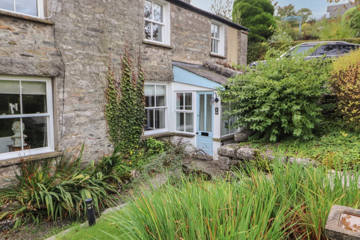 3 Tower View, Lindale near Grange-Over-Sands, Cumbria. TV. WiFi. Garden. Off-road parking. 3 bedroom