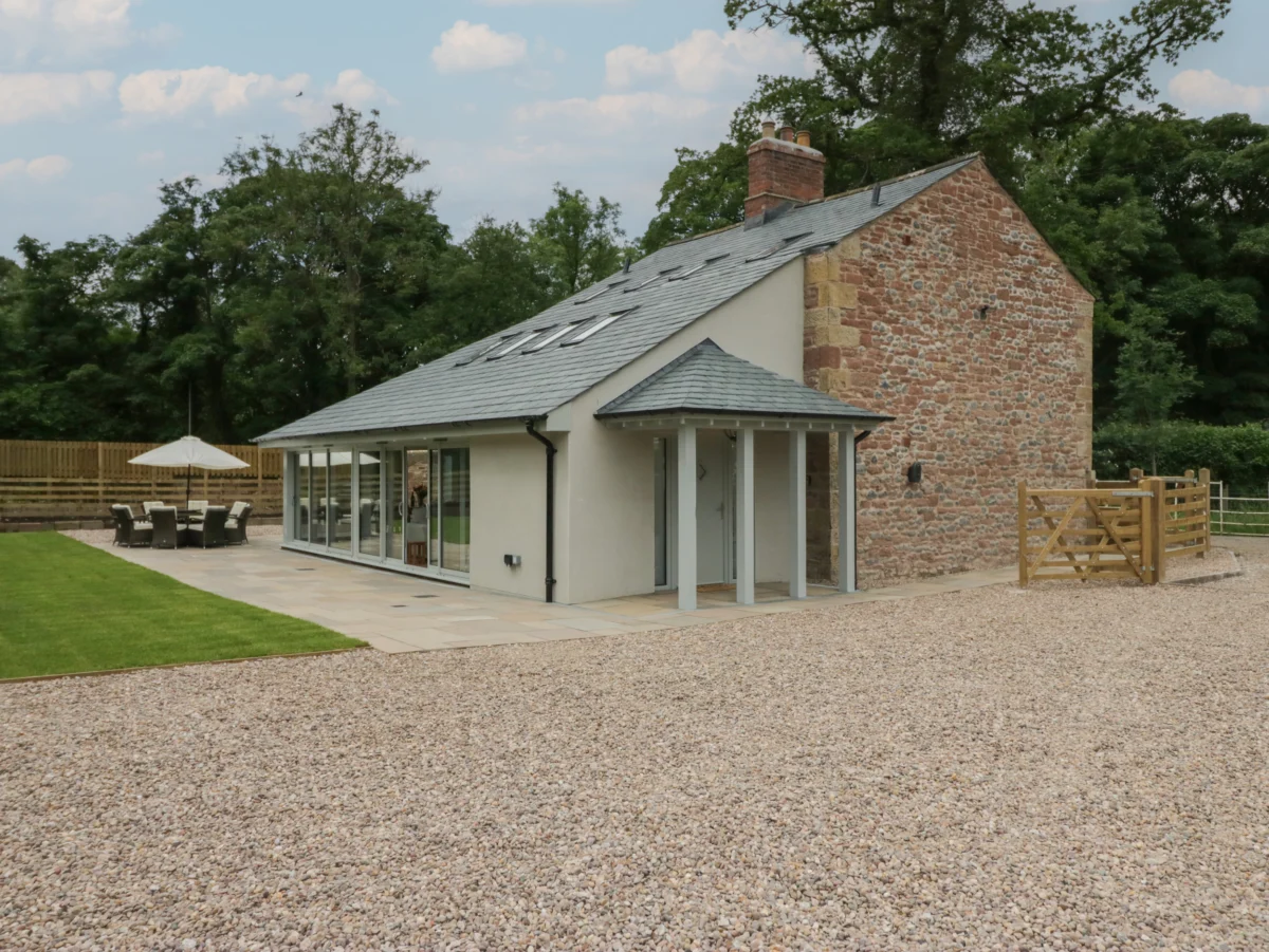 Heather's Cottage in Dalston, Carlisle. Spacious. Open-plan. Enclosed garden. Off-road parking. WiFi