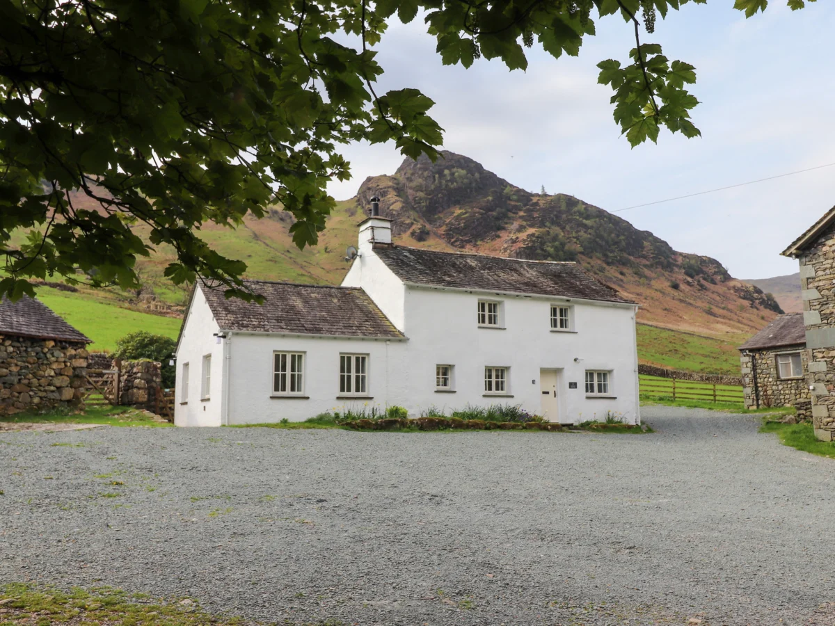One Side House Farm in Langdale, Cumbria. Woodburning stove. Amazing mountain views. Furnished patio