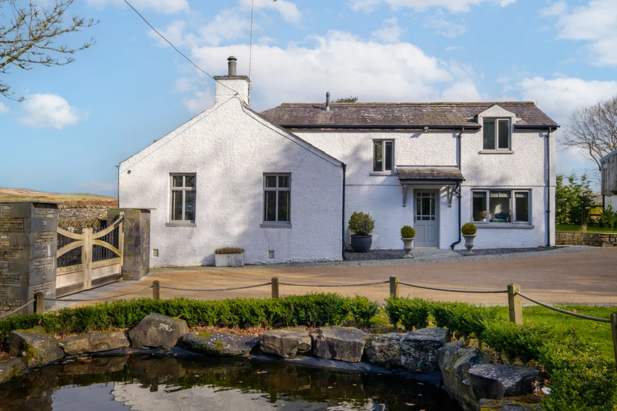 Gate House, Sedbergh in Cumbria. Stunning cottage. Pond in garden. Scenic views. Near Lake District.