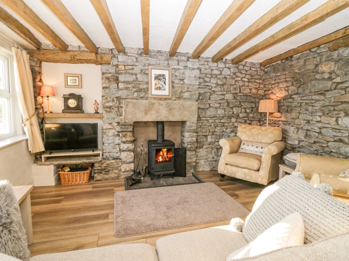 Holme Fell View in Sedbergh, Cumbria. Woodburning stove. Smart TV. Enclosed garden. Roadside parking