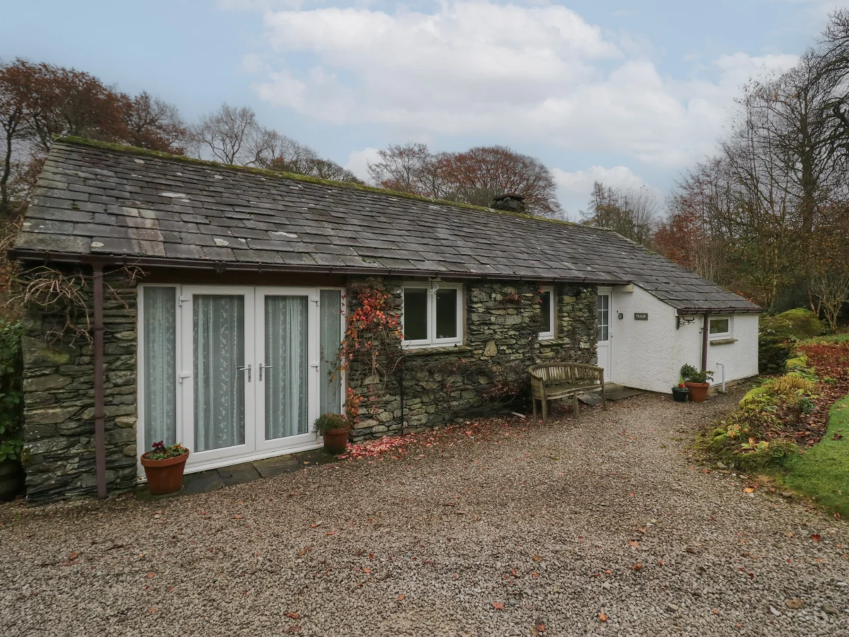 Tulip, Kendal, Cumbria. Woodburning stove. Family friendly. Romantic. Smart TV. Barbecue. Open-plan.